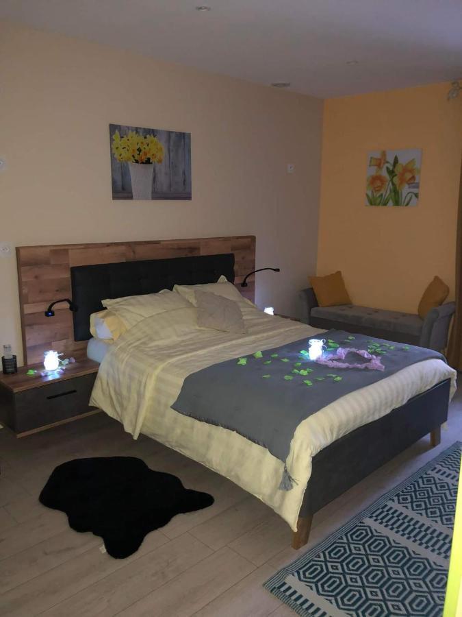 Bed and Breakfast Jonquille Chic La Piccola Venezia Vrecourt Екстер'єр фото
